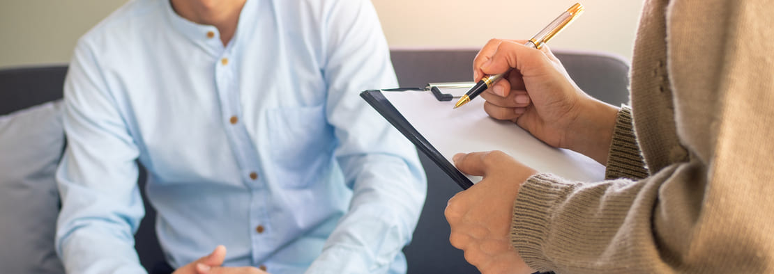 Врач с планшетом в рукам консультирует пациента